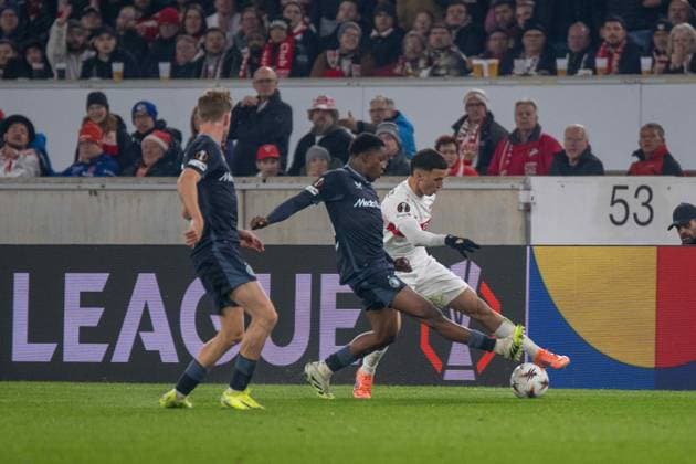 Gijs Smal, Givairo Read (Feyenoord Rotterdam) und Bilal El Khannouss (VfB Stuttgart). xettx, Deutschland, Stuttgart, 06.11.2025, Fussball, UEFA Europa League: VfB Stuttgart vs Feyenoord Rotterdam, Saison 2025 2026, Match Day 4, MHP Arena