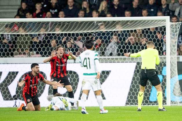 UEFA Europa League: FC Midtjylland - Celtic FC Referee Nenad Minakovic awards a penalty to Celtic during the Europa League match between FC Midtjylland and Celtic FC at MCH Arena in Herning on Thursday, November 6, 2025. (Photo: Bo Amstrup Ritzau Scanpix) , Herning Denmark Mors Copyright: BoxAmrstrupx xRitzauxScanpix BoxAmstrupx spdk20251106-212323-L
