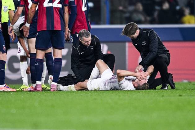 251106 Emil Kornvig of Brann receives medical attention during the Europa League football match between Bologna and Brann on November 6, 2025 in Bologna. Photo: Image Photo BILDBYRAN kod XY XY0083 fotboll football soccer fotball uefa europa league europa league bologna brann bbeng skada Copyright: ImagexPhoto BB251106ZE009