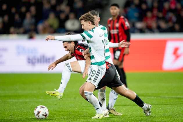 UEFA Europa League: FC Midtjylland - Celtic FC FC Midtjylland s Aral Simsir in action with Celtic s Callum Osmand and Callum McGregor during the Europa League match between FC Midtjylland and Celtic FC at MCH Arena in Herning on Thursday, November 6, 2025. (Photo: Bo Amstrup Ritzau Scanpix) , Herning Denmark Mors Copyright: BoxAmrstrupx xRitzauxScanpix BoxAmstrupx spdk20251106-212647-L