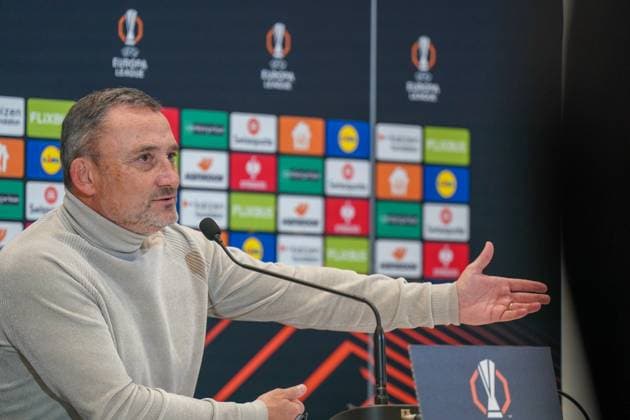 Fussball, UEFA Europa League 2025 26, 4. Spieltag - OGC Nizza vs SC Freiburg - Allianz Riviera (Nizza, Frankreich): Franck Haise (Trainer, OGC Nizza) Pressekonferenz, Medien Copyright: xJOERANxSTEINSIEKx