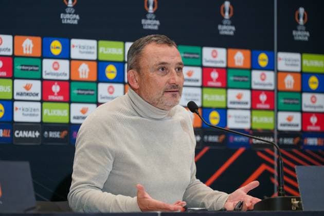Fussball, UEFA Europa League 2025 26, 4. Spieltag - OGC Nizza vs SC Freiburg - Allianz Riviera (Nizza, Frankreich): Franck Haise (Trainer, OGC Nizza) Pressekonferenz, Medien Copyright: xJOERANxSTEINSIEKx