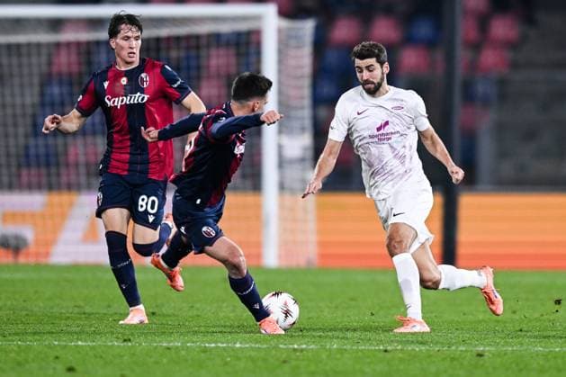 251106 Giovanni Fabbian and Vetle Dragsnes of Brann against Nikola Moro of Bologna during the Europa League football match between Bologna and Brann on November 6, 2025 in Bologna. Photo: Image Photo BILDBYRAN kod XY XY0083 fotboll football soccer fotball uefa europa league europa league bologna brann bbeng Copyright: ImagexPhoto BB251106ZN012