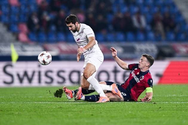 251106 Vetle Dragsnes of Brann and Lewis Ferguson of Bologna during the Europa League football match between Bologna and Brann on November 6, 2025 in Bologna. Photo: Image Photo BILDBYRAN kod XY XY0083 fotboll football soccer fotball uefa europa league europa league bologna brann bbeng Copyright: ImagexPhoto BB251106ZX011