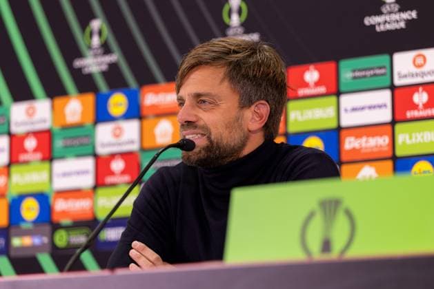 UECL: 1. FSV Mainz 05 - AC Florenz Trainer Daniele Galloppa (AC Florenz, Fiorentina) stellt sich den Fragen der Reporter auf der Pressekonferenz nach dem Spiel der UEFA Conference League zwischen 1. FSV Mainz 05 und AC Florenz am 3. Spieltag in der MEWA Arena Mainz am 06.11.2025 Copyright: xBEAUTIFULxSPORTS Hahnex