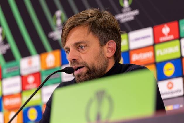 UECL: 1. FSV Mainz 05 - AC Florenz Trainer Daniele Galloppa (AC Florenz, Fiorentina) stellt sich den Fragen der Reporter auf der Pressekonferenz nach dem Spiel der UEFA Conference League zwischen 1. FSV Mainz 05 und AC Florenz am 3. Spieltag in der MEWA Arena Mainz am 06.11.2025 Copyright: xBEAUTIFULxSPORTS Hahnex
