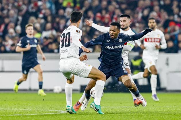 STUTTGART , 06-11-2025 , MHP Arena , season 2025 2026 , UEFA Europa League League phase match between Vfb Stuttgart and Feyenoord , Picture shows Stuttgart player Chema Andres, Feyenoord player Quiten Timber and Stuttgart player Deniz Undav Stuttgart - Feyenoord  x31891902x Copyright: