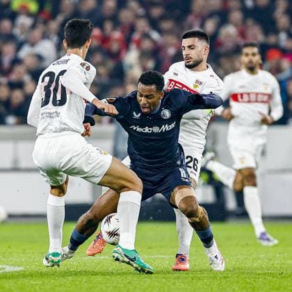 STUTTGART , 06-11-2025 , MHP Arena , season 2025 2026 , UEFA Europa League League phase match between Vfb Stuttgart and Feyenoord , Picture shows Stuttgart player Chema Andres, Feyenoord player Quiten Timber and Stuttgart player Deniz Undav Stuttgart - Feyenoord  x31891907x Copyright: