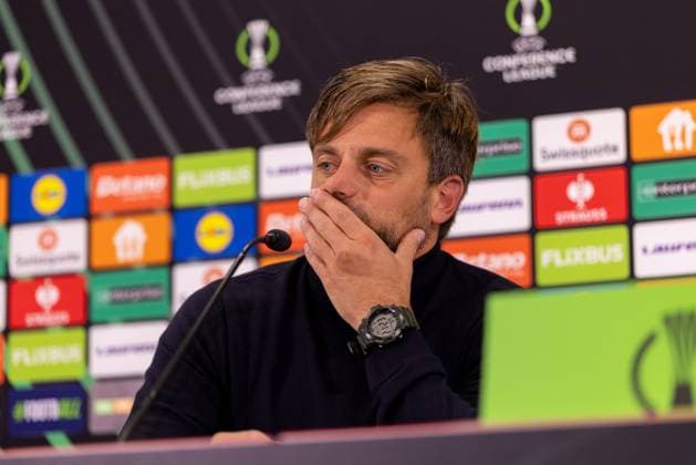 UECL: 1. FSV Mainz 05 - AC Florenz Trainer Daniele Galloppa (AC Florenz, Fiorentina) stellt sich den Fragen der Reporter auf der Pressekonferenz nach dem Spiel der UEFA Conference League zwischen 1. FSV Mainz 05 und AC Florenz am 3. Spieltag in der MEWA Arena Mainz am 06.11.2025 Copyright: xBEAUTIFULxSPORTS Hahnex