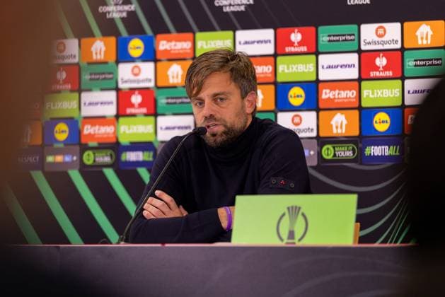 UECL: 1. FSV Mainz 05 - AC Florenz Trainer Daniele Galloppa (AC Florenz, Fiorentina) stellt sich den Fragen der Reporter auf der Pressekonferenz nach dem Spiel der UEFA Conference League zwischen 1. FSV Mainz 05 und AC Florenz am 3. Spieltag in der MEWA Arena Mainz am 06.11.2025 Copyright: xBEAUTIFULxSPORTS Hahnex