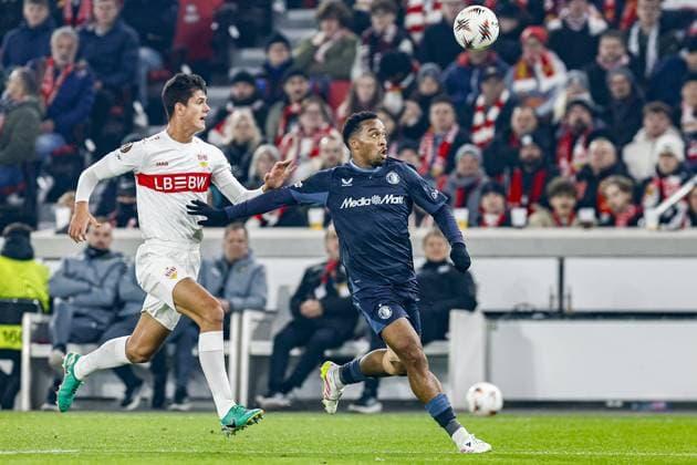 STUTTGART , 06-11-2025 , MHP Arena , season 2025 2026 , UEFA Europa League League phase match between Vfb Stuttgart and Feyenoord , Picture shows Stuttgart player Chema Andres and Feyenoord player Quiten Timber Stuttgart - Feyenoord  x31891981x Copyright: