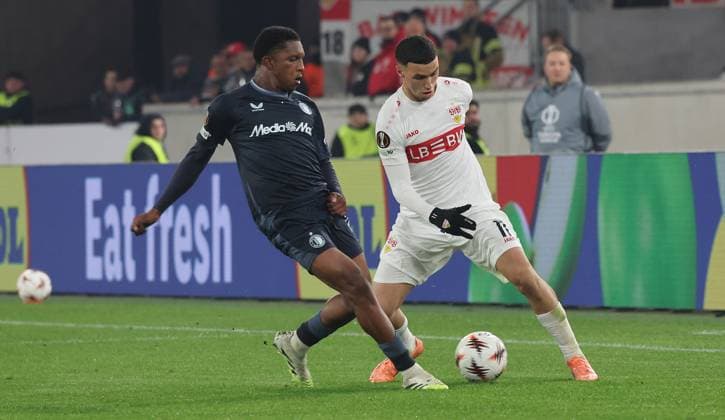 Stuttgart , Fußball UEFA Europa League VfB Stuttgart vs. Feyenoord Rotterdam , von links: Givairo Read ( Rotter ) Bilal El Khannouss ( VfB )