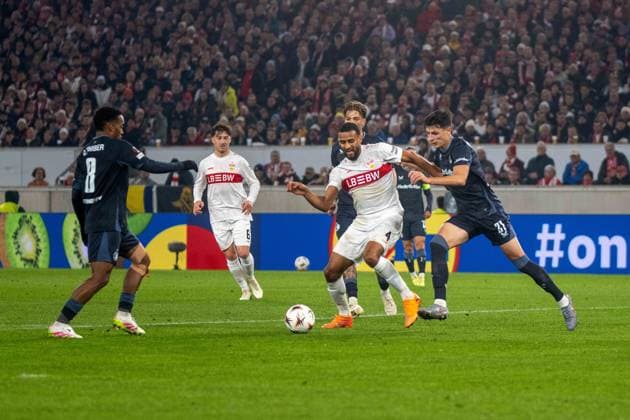Quinten Timber (Feyenoord Rotterdam), Josha Vagnoman (VfB Stuttgart) und Anel Ahmedhodzic (Feyenoord Rotterdam). xettx, Deutschland, Stuttgart, 06.11.2025, Fussball, UEFA Europa League: VfB Stuttgart vs Feyenoord Rotterdam, Saison 2025 2026, Match Day 4, MHP Arena
