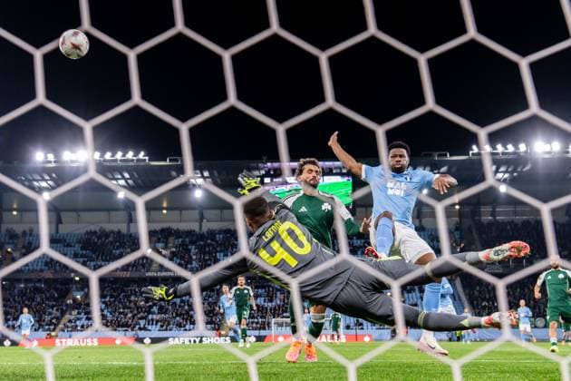 251106 Emmanuel Ekong of Malmö FF against Ahmed Touba and goalkeeper Alban Lafont of Panathinaikos during the UEFA Europa League football match between Malmö FF and Panathinaikos on November 6, 2025 in Malmö. Photo: Petter Arvidson BILDBYRAN kod PA PA1108 fotboll football soccer fotball uefa europa league europa league malmö ff panathinaikos bbeng Copyright: PETTERxARVIDSON BB251106PA183