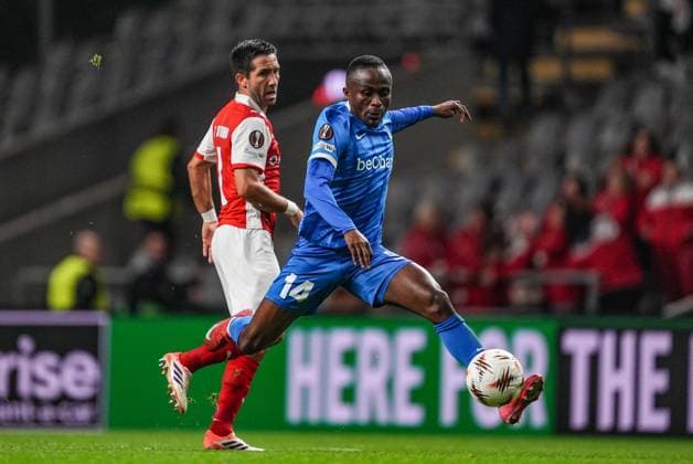 Braga s Joao Moutinho and Genk s Yira Sor fight for the ball during a soccer game between Portuguese soccer team SC Braga and Belgian club KRC Genk, on Thursday 06 November 2025, in Braga, fourth game (out of 8) in the league phase of the UEFA Europa League competition. JOMAxGISBERT  x139684274x