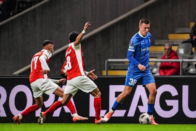 Braga s Gabri Martinez, Braga s Joao Moutinho and Genk s Daan Heymans fight for the ball during a soccer game between Portuguese soccer team SC Braga and Belgian club KRC Genk, on Thursday 06 November 2025, in Braga, fourth game (out of 8) in the league phase of the UEFA Europa League competition. JOMAxGISBERT  x139684704x