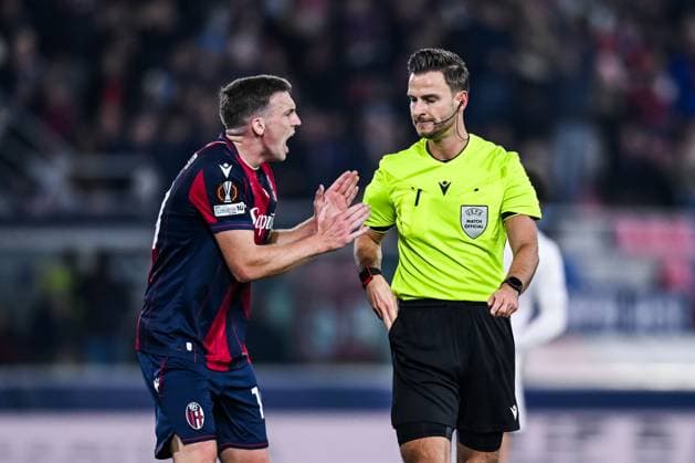 251106 Lewis Ferguson of Bologna and referee Daniel Schlager during the Europa League football match between Bologna and Brann on November 6, 2025 in Bologna. Photo: Image Photo BILDBYRAN kod XY XY0083 fotboll football soccer fotball uefa europa league europa league bologna brann bbeng Copyright: ImagexPhoto BB251106ZB010