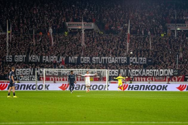 Transparent, Spruchband von den Fans im Fanblock mit dem Text: Es gibt kein Fairplay mit der Stuttgarter Polizei - Gegen Höflers Propaganda-Videos im Neckarstadion. xettx, Deutschland, Stuttgart, 06.11.2025, Fussball, UEFA Europa League: VfB Stuttgart vs Feyenoord Rotterdam, Saison 2025 2026, Match Day 4, MHP Arena