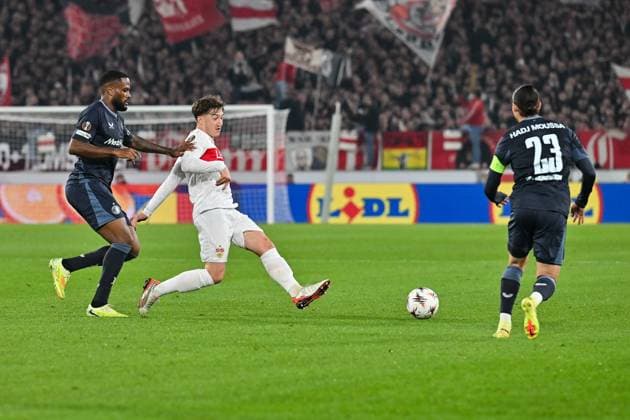 Europa League; VfB Stuttgart - Feyenoord Rotterdam; 06.11.2025 STUTTGART, DEUTSCHLAND - 6. NOVEMBER: im Duell Cyle LARIN (Feyenoord Rotterdam 10) und Angelo STILLER (VfB Stuttgart 6) beim Ligaspiel zwischen dem VfB Stuttgart und Feyenoord Rotterdam am 4. Spieltag der Europa League in der MHP-Arena am 06.11.2025 Anis Hadj MOUSSA (Feyenoord Rotterdam 23) Copyright: xBEAUTIFULxSPORTS Goldbergx