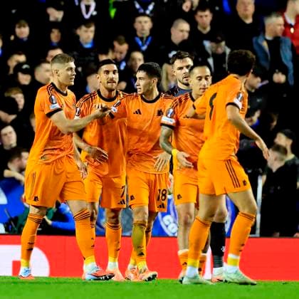 Rangers v A.S. Roma UEFA Europa League Lorenzo Pellegrini of A.S. Roma (second from right) celebrates scoring his teams second goal with team mates during the UEFA Europa League match at Ibrox Stadium, Glasgow UK Newspapers OUT Copyright: xFredxPalmerx FIL-22471-0033