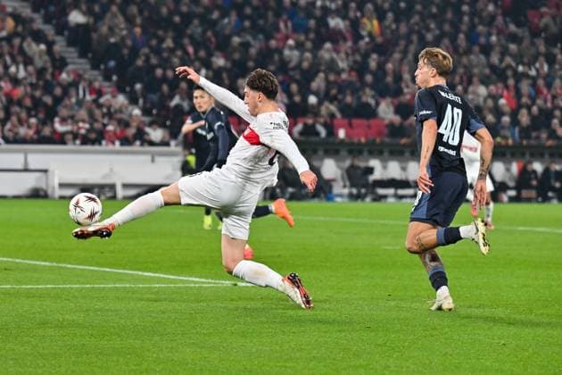 Europa League; VfB Stuttgart - Feyenoord Rotterdam; 06.11.2025 STUTTGART, DEUTSCHLAND - 6. NOVEMBER: im Duell Angelo STILLER (VfB Stuttgart 6) und Luciano VALENTE (Feyenoord Rotterdam 40) beim Ligaspiel zwischen dem VfB Stuttgart und Feyenoord Rotterdam am 4. Spieltag der Europa League in der MHP-Arena am 06.11.2025 Copyright: xBEAUTIFULxSPORTS Goldbergx