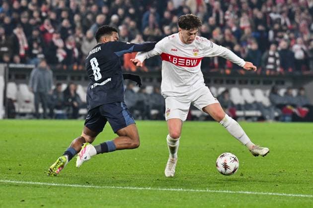 Europa League; VfB Stuttgart - Feyenoord Rotterdam; 06.11.2025 STUTTGART, DEUTSCHLAND - 6. NOVEMBER: im Duell Angelo STILLER (VfB Stuttgart 6) und Quinten TIMBER (Feyenoord Rotterdam 8) beim Ligaspiel zwischen dem VfB Stuttgart und Feyenoord Rotterdam am 4. Spieltag der Europa League in der MHP-Arena am 06.11.2025 Copyright: xBEAUTIFULxSPORTS Goldbergx
