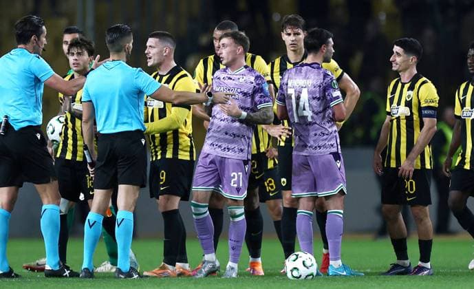 UEFA Europa Conference League Group Phase, OPAP Arena, Athens, Greece 6 11 2025 AEK Athens vs Shamrock Rovers Players from both sides attempt to remonstrate with the officials after the game Players from both sides attempt to remonstrate with the officials after the game 6 11 2025  Copyright: x INPHOx PER_5560