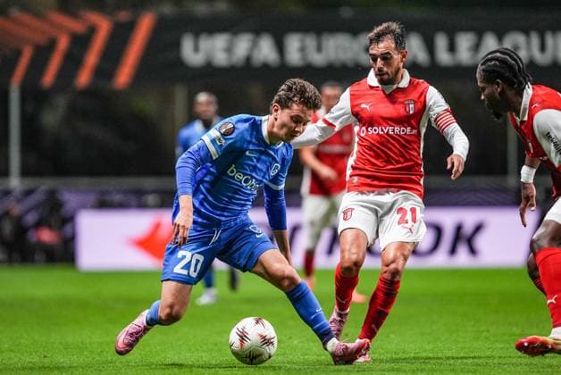 Genk s Konstantinos Kos Karetsas and Braga s Ricardo Horta fight for the ball during a soccer game between Portuguese soccer team SC Braga and Belgian club KRC Genk, on Thursday 06 November 2025, in Braga, fourth game (out of 8) in the league phase of the UEFA Europa League competition. JOMAxGISBERT  x139686231x