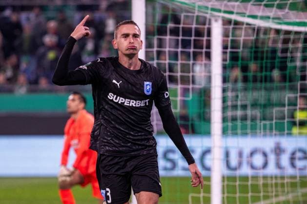 SOCCER - UEFA ECL, Rapid vs Craiova VIENNA,AUSTRIA,06.NOV.25 - SOCCER - UEFA Conference League, SK Rapid Wien vs CS Universitatea Craiova. Image shows the rejoicing of Oleksandr Romanchuk (Craiova).  GEPAxpictures xPhilippxBrem