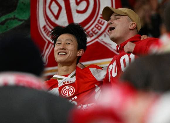 Conference League Mewa-Arena Mainz - 0611.2025 1. FSV Mainz 05 (mz) - AC. Florenz (flo) 2:1 Jae-Sung LEE(1. FSV Mainz 05) bei den Fans Fussball - Conference League - 1. FSV Mainz 05