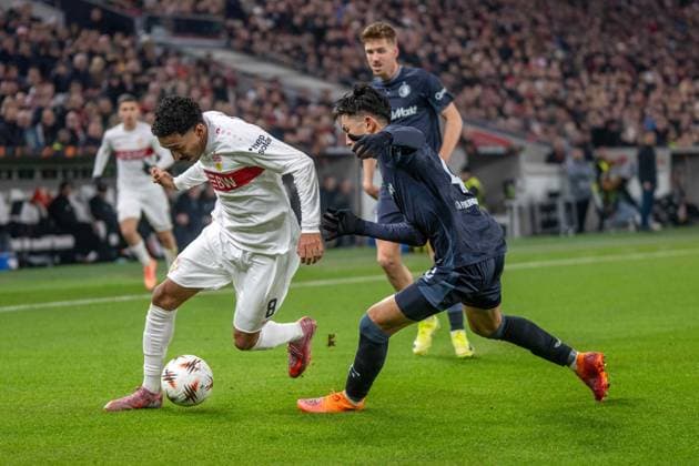 Tiago Tomas (VfB Stuttgart) und Tsuyoshi Watanabe (Feyenoord Rotterdam). xettx, Deutschland, Stuttgart, 06.11.2025, Fussball, UEFA Europa League: VfB Stuttgart vs Feyenoord Rotterdam, Saison 2025 2026, Match Day 4, MHP Arena