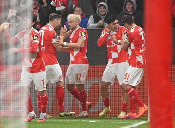 Conference League Mewa-Arena Mainz - 0611.2025 1. FSV Mainz 05 (mz) - AC. Florenz (flo) 2:1 Jubel nach dem 1:1, mi; Torschütze Benedikt HOLLERBACH (1. FSV Mainz 05), 2.v.li.re: mz10, und Dominik KOHR (1. FSV Mainz 05) Fussball - Conference League - 1. FSV Mainz 05