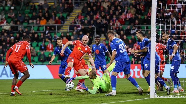 UEFA Europa Conference League Group Phase, Tallaght Stadium, Dublin 6 11 2025 Shelbourne vs Drita Shelbourne s Kerr McInroy with Faton Maloku of Drita Kerr McInroy with Faton Maloku 6 11 2025  Copyright: x INPHO RyanxByrnex RB2_0462