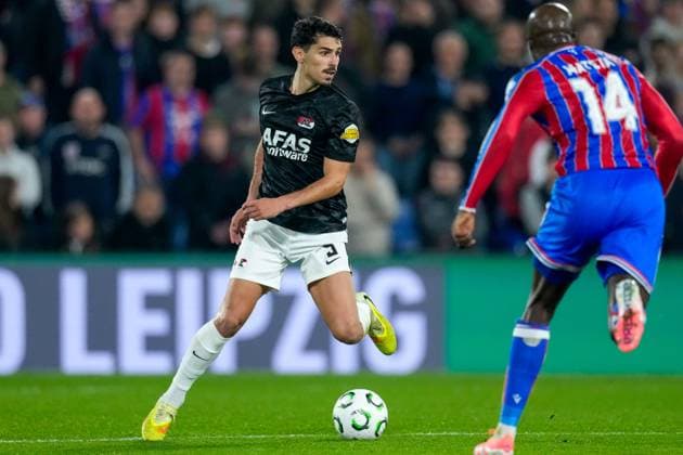 2025-11-06 Crystal Palace v AZ Alkmaar - UEFA Conference League 2025 26 League Phase MD4 LONDON, UNITED KINGDOM - NOVEMBER 6: Alexandre Penetra of AZ Alkmaar looks on during the UEFA Conference League 2025 26 League Phase MD4 match between Crystal Palace and AZ Alkmaar at Selhurst Park Stadium on November 6, 2025 in London, United Kingdom. London Selhurst Park Stadium United Kingdom Content not available for redistribution in The Netherlands directly or indirectly through any third parties. Copyright: xEdxvanxdexPolx