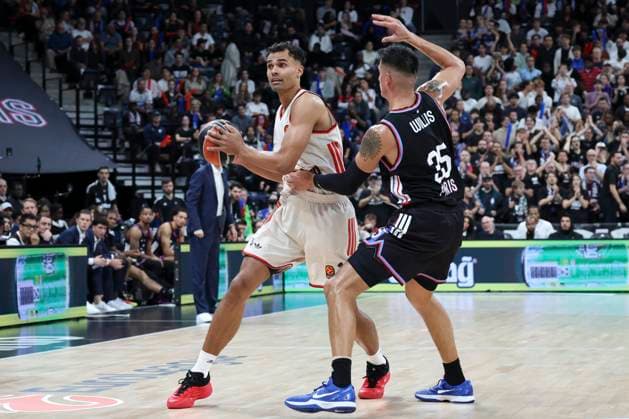 BASKET BALL : Paris Basket Vs Bayern - Euroligue - 06 11 2025 Oscar da Silva (Bayern) Vs Derek Willis (Paris) ParisFrance  Copyright: xMichaelxBaucherx