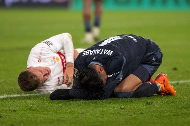 Finn Jeltsch (VfB Stuttgart) und Tsuyoshi Watanabe (Feyenoord Rotterdam) liegen verletzt am Boden. xettx, Deutschland, Stuttgart, 06.11.2025, Fussball, UEFA Europa League: VfB Stuttgart vs Feyenoord Rotterdam, Saison 2025 2026, Match Day 4, MHP Arena