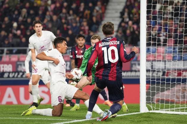 Bologna s Federico Bernardeschi fights for the ball with Brann s Japhet Sery Larsen during the UEFA Europa League soccer match between Bologna and Brann at the Renato DallÕAra Stadium in Bologna, north Italy - Thursday, November 6, 2025 -  Copyright: xMassimoxPaolone LaPressex