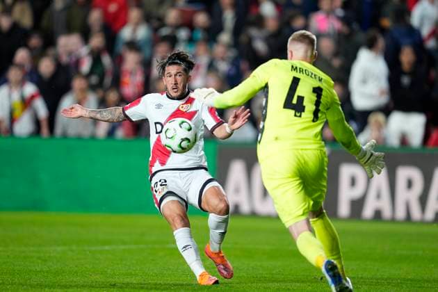 November 6, 2025, Madrid, Madrid, SPAIN: Alfonso Espino of Rayo Vallecano and Bartosz Mrozek of Lech Poznan in action during the UEFA Conference League 2025 26 League Phase MD3 match between Rayo Vallecano de Madrid and KKS Lech Poznan at Estadio Vallecas on November 06, 2025 in Madrid, Spain. Madrid SPAIN - ZUMAa181 20251106_zaa_a181_052 Copyright: xDennisxAgyemanx