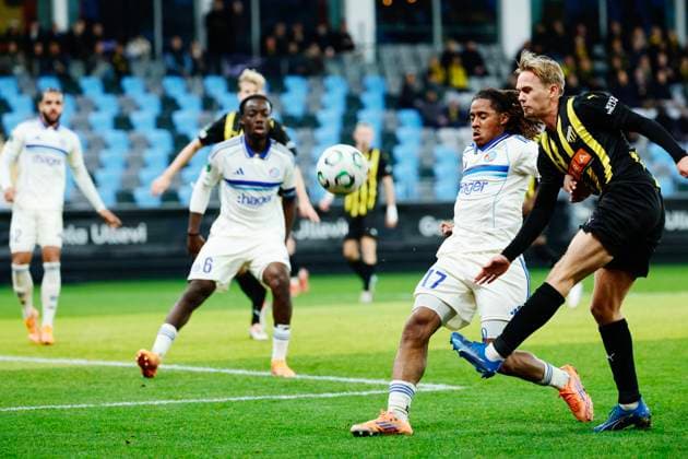 Strasbourg s Mathis Amougou and Häcken s Pontus Dahbo during Thursday s Conference League football match, third round, between BK Häcken and RC Strasbourg Alsace at Gamla Ullevi in Gothenburg, Sweden on november 06, 2025. GÖTEBORG SWEDEN x9200x