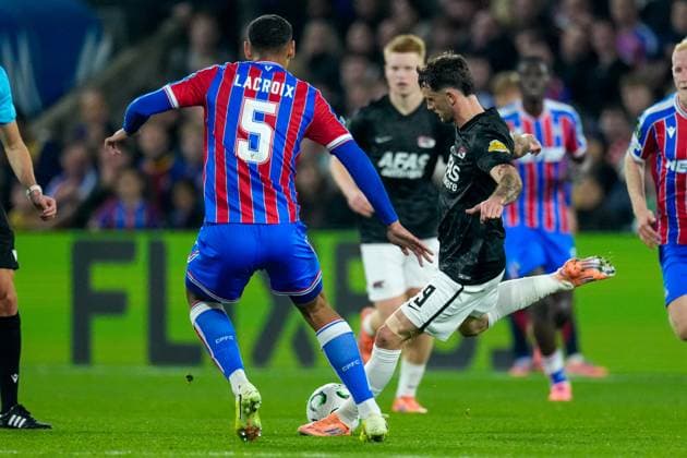 2025-11-06 Crystal Palace v AZ Alkmaar - UEFA Conference League 2025 26 League Phase MD4 LONDON, UNITED KINGDOM - NOVEMBER 6: Troy Parrott of AZ Alkmaar passes the ball during the UEFA Conference League 2025 26 League Phase MD4 match between Crystal Palace and AZ Alkmaar at Selhurst Park Stadium on November 6, 2025 in London, United Kingdom. London Selhurst Park Stadium United Kingdom Content not available for redistribution in The Netherlands directly or indirectly through any third parties. Copyright: xEdxvanxdexPolx