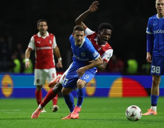 Sporting de Braga-Genk-EuropaLeague-Matchday 4-6-11-2025 Ken Nkuba of KRC Genk and Jean Baptiste Gorby of Braga in action during the UEFA Europe League, Phase League, Matchday 4, between Sporting Club de Braga and KRC Genk at Stadium Municipal of Braga on November 6, 2025 in Braga (Portugal) (Photo by Luis de la Mata SportPix Sipa USA) Braga Stadium Municipal of Braga Braga Portugal Copyright: xLuisxdexlaxMatax xsportPix.org.ux