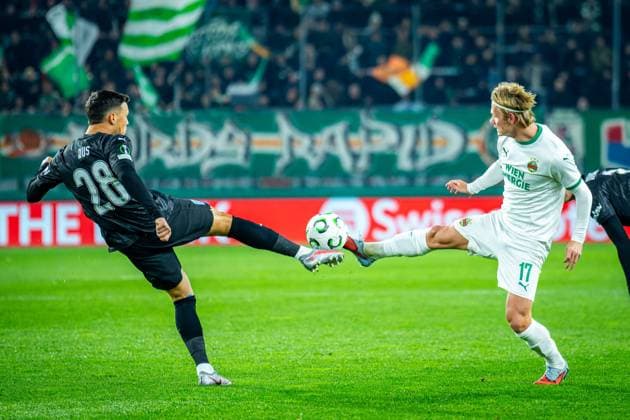 SOCCER - UEFA ECL, Rapid vs Craiova VIENNA,AUSTRIA,06.NOV.25 - SOCCER - UEFA Conference League, SK Rapid Wien vs CS Universitatea Craiova. Image shows Adrian Rus (Craiova) and Tobias Gulliksen (Rapid).  GEPAxpictures xKevinxHackner