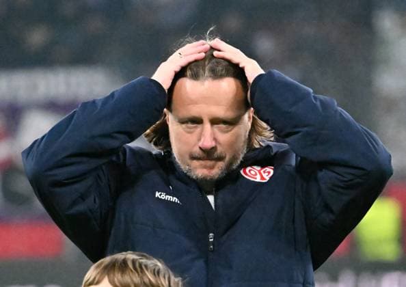 06.11.2025, xsltx, Fussball UEFA Conference League, FSV Mainz 05 - AC Florenz v.l. Ein nachdenklicher Bo Henriksen (Cheftrainer 1. FSV Mainz 05) nach dem 2:1-Sieg gegen Florenz (DFL DFB REGULATIONS PROHIBIT ANY USE OF PHOTOGRAPHS as IMAGE SEQUENCES and or QUASI-VIDEO)