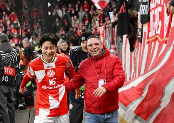 06.11.2025, xsltx, Fussball UEFA Conference League, FSV Mainz 05 - AC Florenz v.l. Siegtorschütze Jae-Sung Lee (1. FSV Mainz 05) wurde von den Fans auf den Balkon gerufen (DFL DFB REGULATIONS PROHIBIT ANY USE OF PHOTOGRAPHS as IMAGE SEQUENCES and or QUASI-VIDEO)