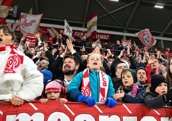 06.11.2025, xsltx, Fussball UEFA Conference League, FSV Mainz 05 - AC Florenz v.l. Mainzer Glückseligkeit nach dem 2:1-Sieg gegen Florenz. (DFL DFB REGULATIONS PROHIBIT ANY USE OF PHOTOGRAPHS as IMAGE SEQUENCES and or QUASI-VIDEO)