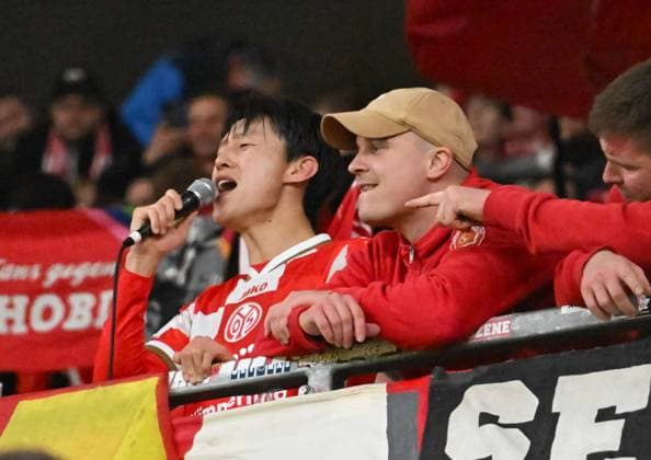 06.11.2025, xsltx, Fussball UEFA Conference League, FSV Mainz 05 - AC Florenz v.l. Siegtorschütze Jae-Sung Lee (1. FSV Mainz 05) stimmt den Fangesang an: Gebt mir ein H. (DFL DFB REGULATIONS PROHIBIT ANY USE OF PHOTOGRAPHS as IMAGE SEQUENCES and or QUASI-VIDEO)