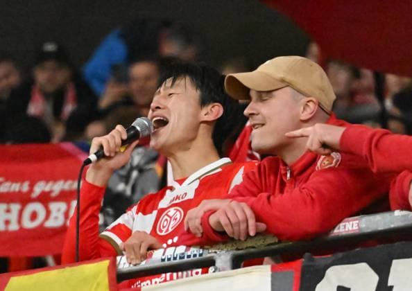 06.11.2025, xsltx, Fussball UEFA Conference League, FSV Mainz 05 - AC Florenz v.l. Siegtorschütze Jae-Sung Lee (1. FSV Mainz 05) stimmt den Fangesang an: Gebt mir ein H. (DFL DFB REGULATIONS PROHIBIT ANY USE OF PHOTOGRAPHS as IMAGE SEQUENCES and or QUASI-VIDEO)