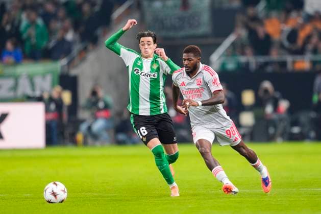 November 6, 2025, Sevilla, Sevilla, SPAIN: Valentin Gomez of Real Betis and Ainsley Maitland-Niles of Olympique de Lyon in action during the UEFA Europa League, football match played between Real Betis and Olympique de Lyon at La Cartuja stadium on November 6, 2025, in Sevilla, Spain. Sevilla SPAIN - ZUMAa181 20251106_zaa_a181_067 Copyright: xJoaquinxCorcherox