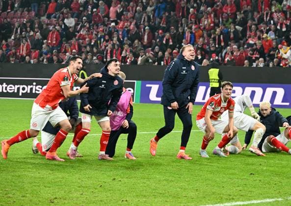 06.11.2025, xsltx, Fussball UEFA Conference League, FSV Mainz 05 - AC Florenz v.l. Mainzer Glückseligkeit nach dem 2:1-Sieg gegen Florenz. (DFL DFB REGULATIONS PROHIBIT ANY USE OF PHOTOGRAPHS as IMAGE SEQUENCES and or QUASI-VIDEO)