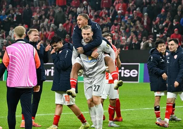06.11.2025, xsltx, Fussball UEFA Conference League, FSV Mainz 05 - AC Florenz v.l. Mainzer Glückseligkeit nach dem 2:1-Sieg gegen Florenz, Robin Zentner (1. FSV Mainz 05) trägt Armindo Sieb (1. FSV Mainz 05) (DFL DFB REGULATIONS PROHIBIT ANY USE OF PHOTOGRAPHS as IMAGE SEQUENCES and or QUASI-VIDEO)